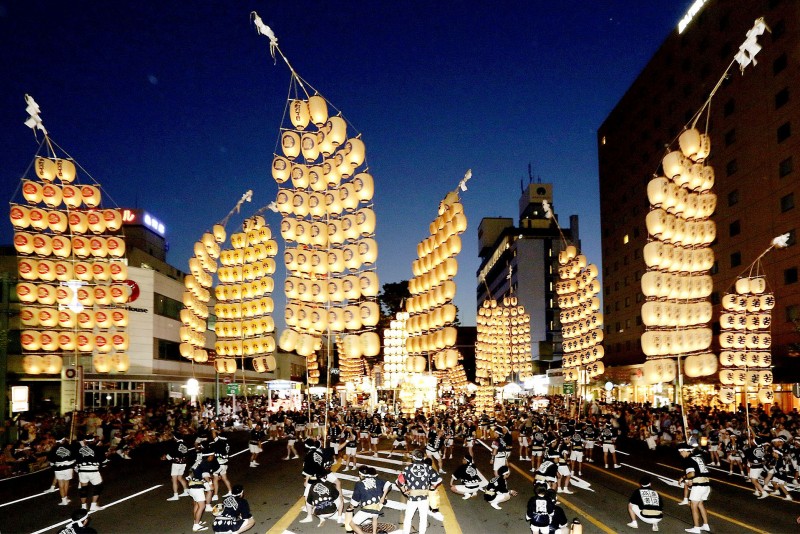 秋田竿燈祭| 以訪日外國遊客為對象，提供日本祭典情報！