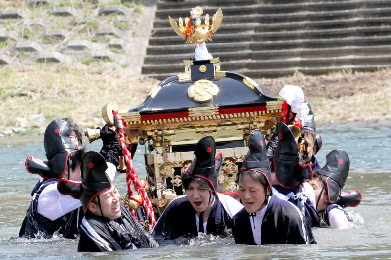 Niigata: Youths Perform Stick-Fighting at Shrine Festival near Mt. Myoko -  The Japan News